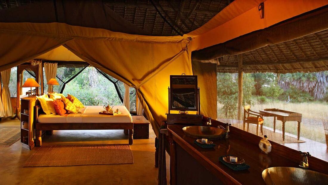 Traditionelles Schlafzimmer in einer afrikanischen Lodge