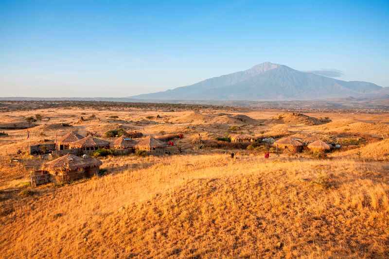 Ein Sammlung von Zelten in der afrikanischen Steppe im Sonnenschein