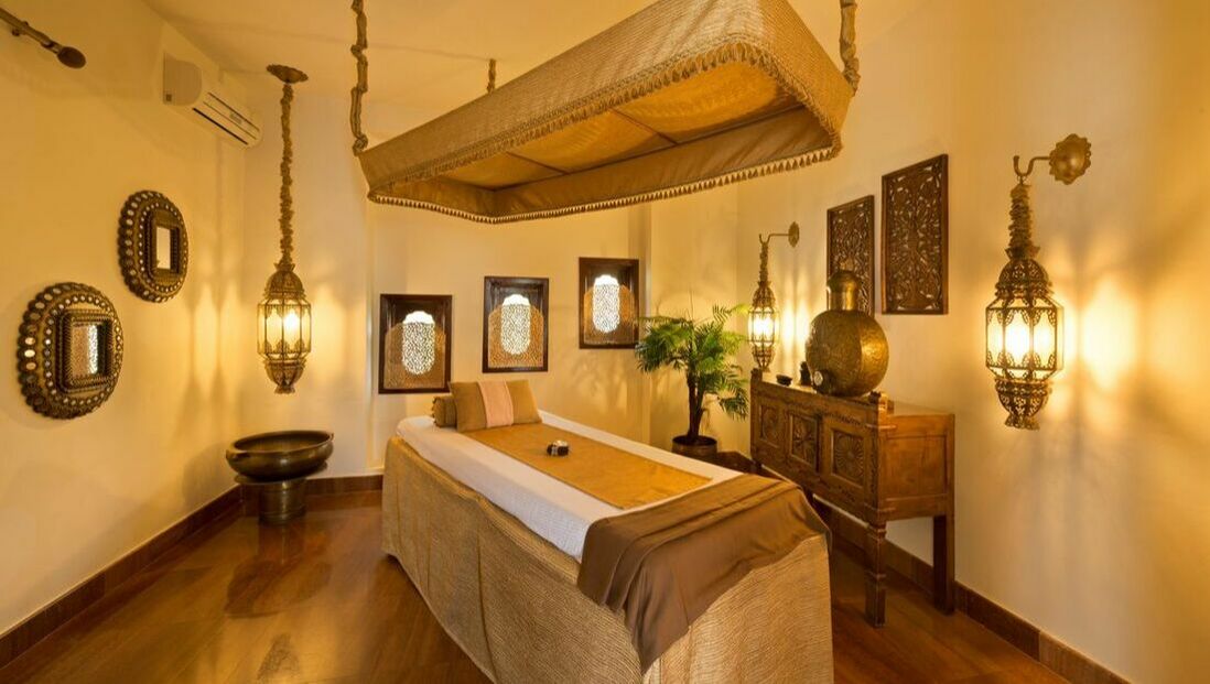 Eine Massageliege mit goldenem Design und vielen afrikanischen Ornamenten