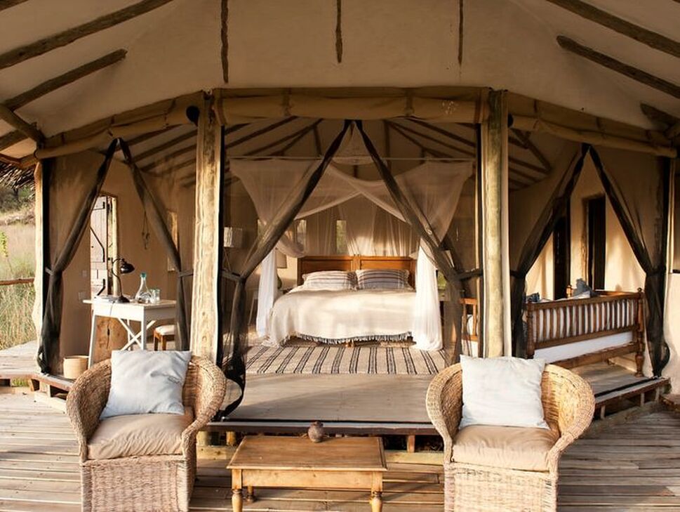 Gemütliches Bett im traditionellen Schlafzimmer des Lamai Camps