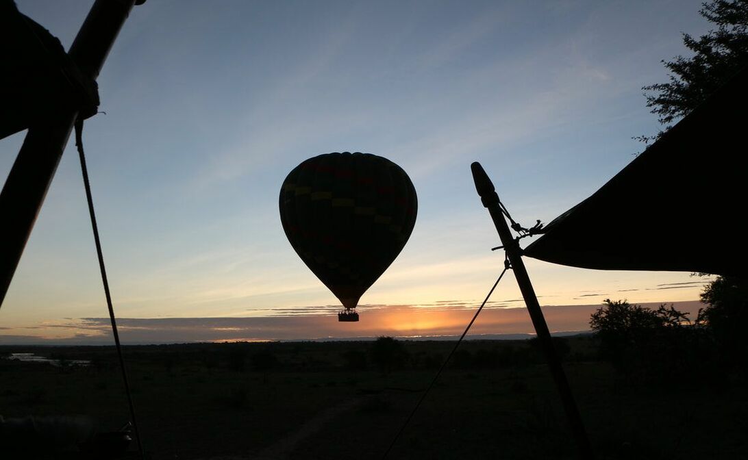 Die Silhouette eines Heißluftballons in der Abenddämmerung