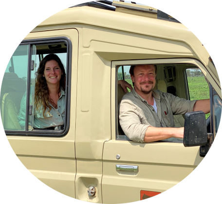 Die Safari Experten aus Wien in einem Safarifahrzeug