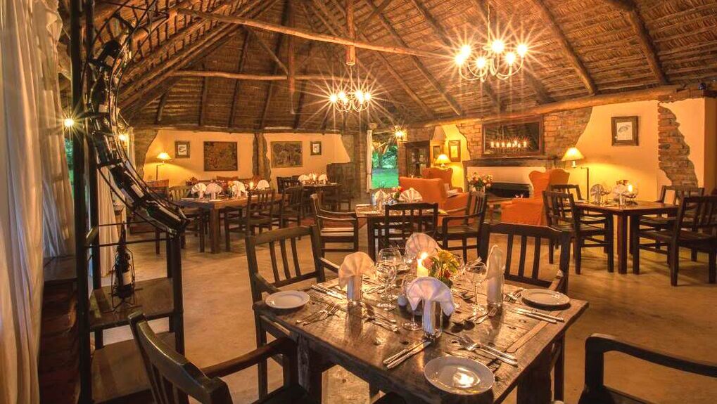 Ein gedeckter Tisch in einem großen Raum eines afrikanischen Restaurants