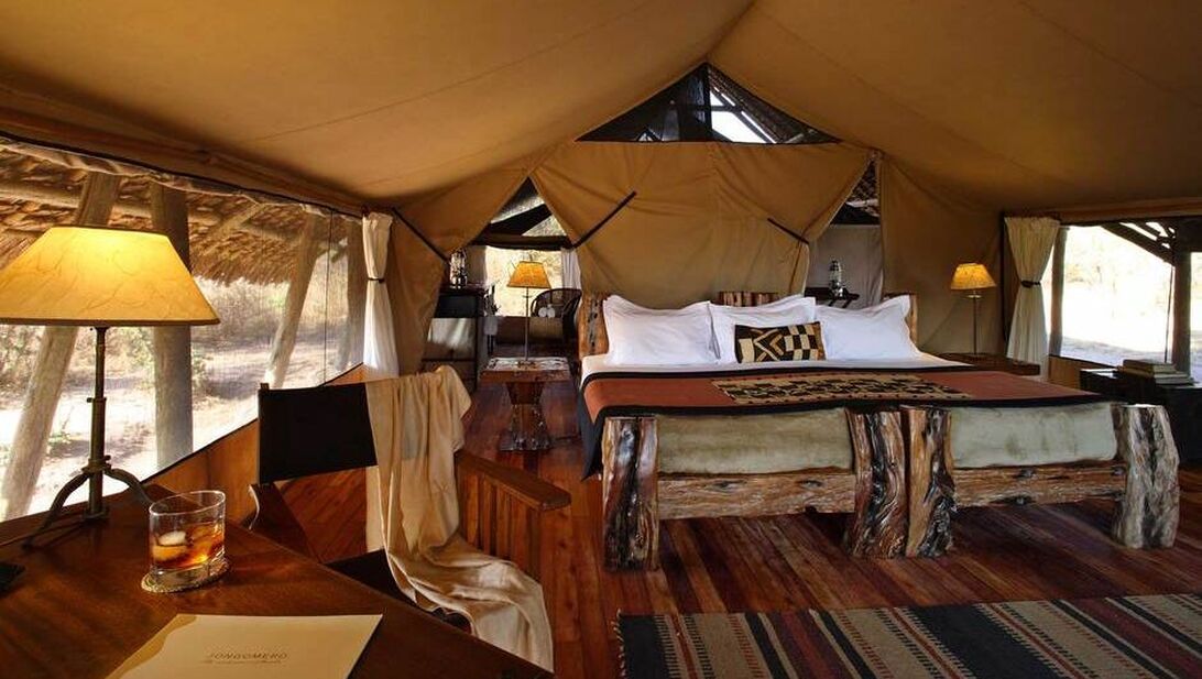 Bett im traditionellen Stil in Tansania
