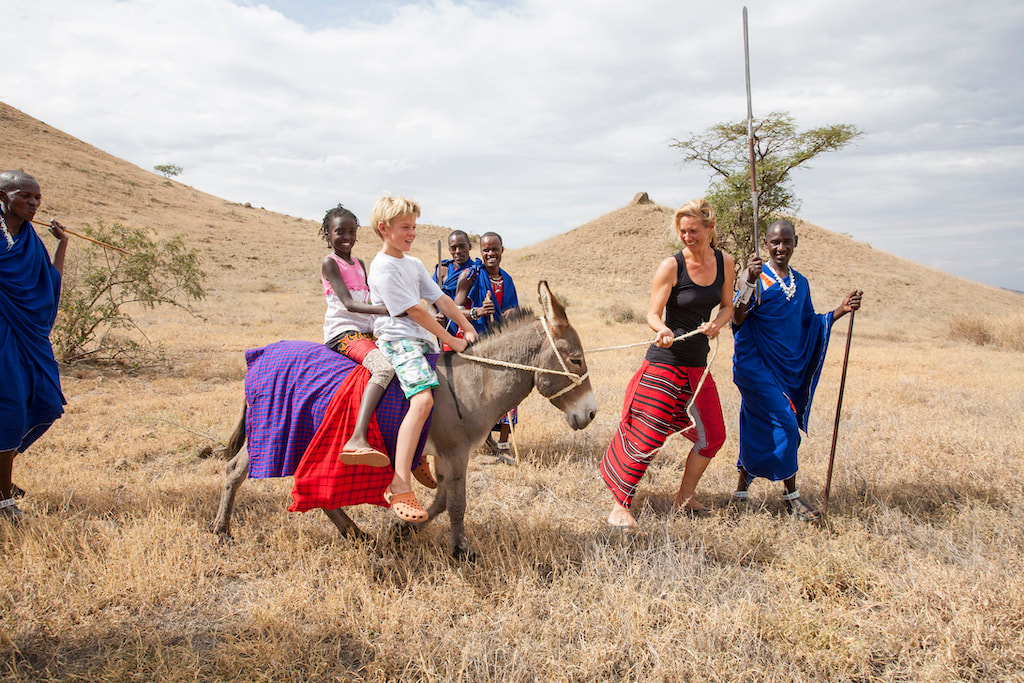 Kinder reiten Esel in Amini Alama Life mit Frau Dr. Cornelia Wallner