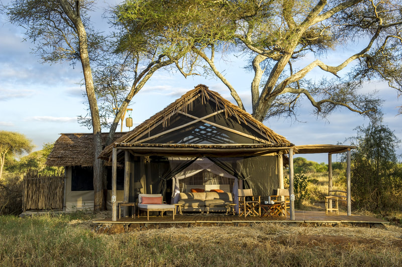 Ein Camp mit einer gemütlichen Terrasse im afrikanischen Stil