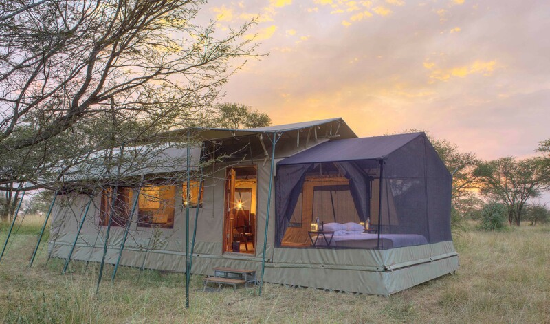Ein großes Zelt mit einem Bett mit Mosquito-Netzen unter freiem Himmel