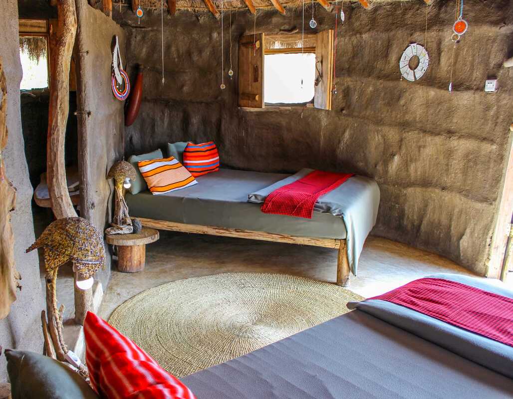 Ein Doppelbett in einer traditionellen Lehmhütte