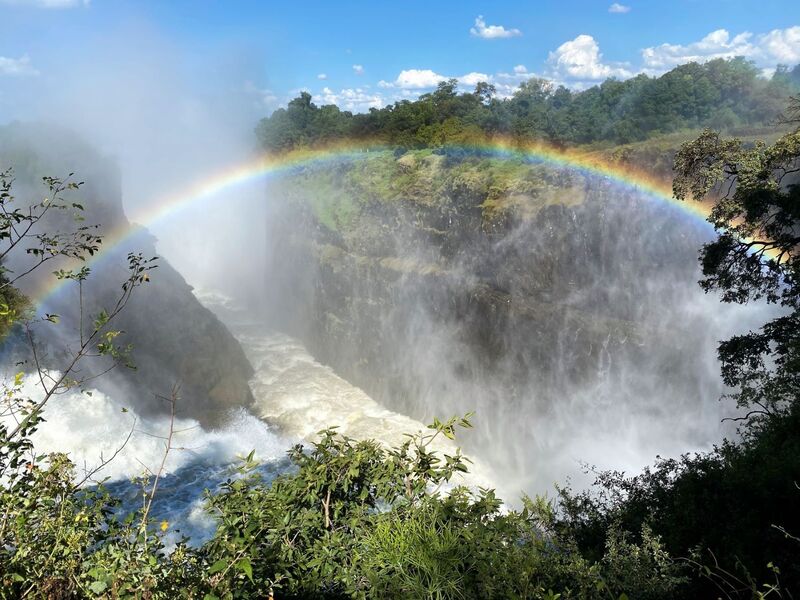 Ein Regenbogen über einem großen Wasserfall